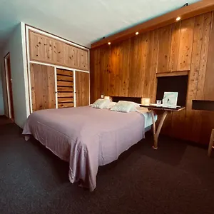 https://hotel-les-lores.hotels-rhonealpes.com
